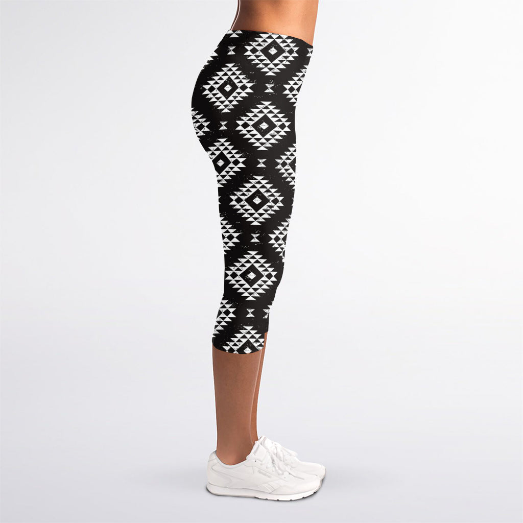 Black And White Navajo Pattern Print Women's Capri Leggings