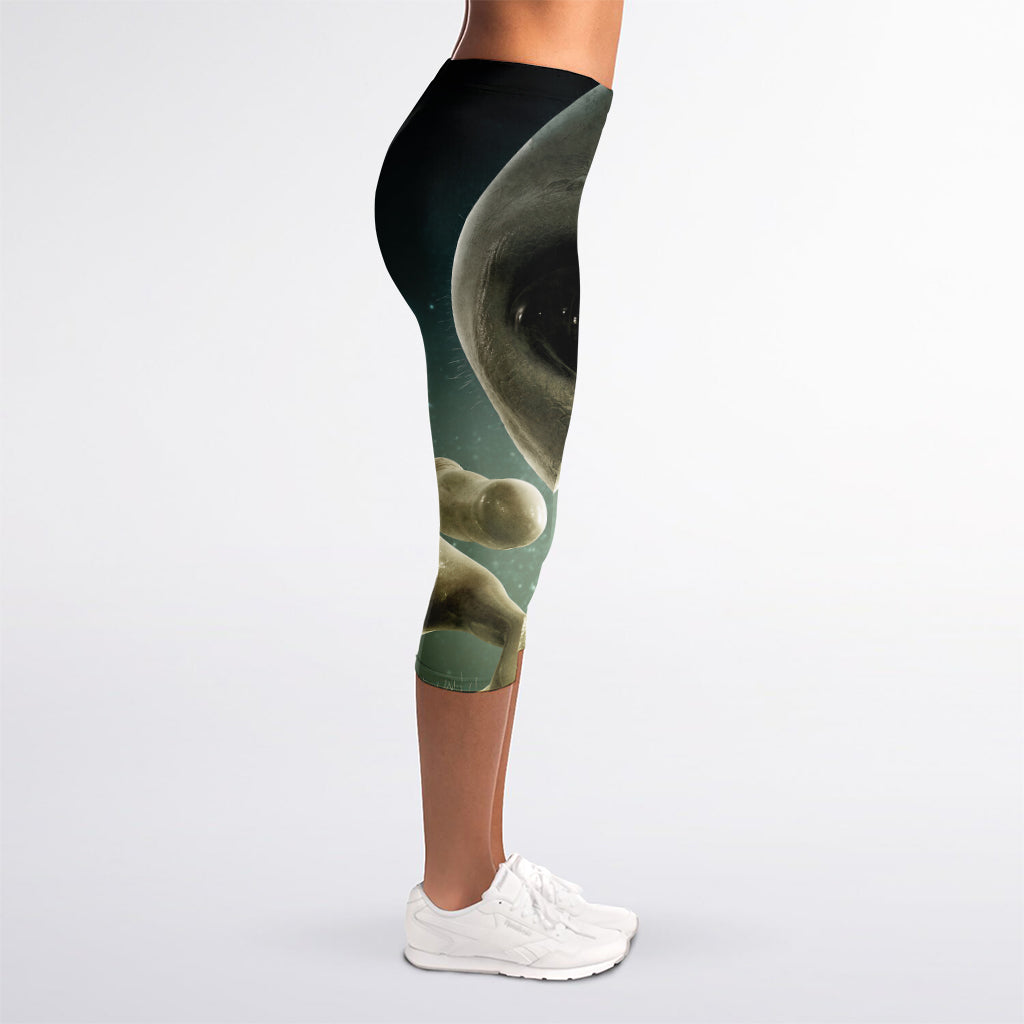 Grey Alien 3D Print Women's Capri Leggings