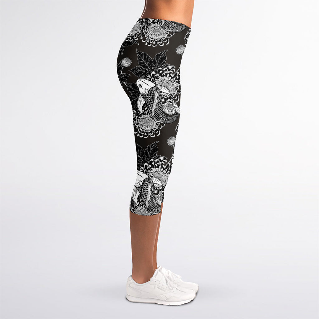 Koi Carp And Chrysanthemum Pattern Print Women's Capri Leggings