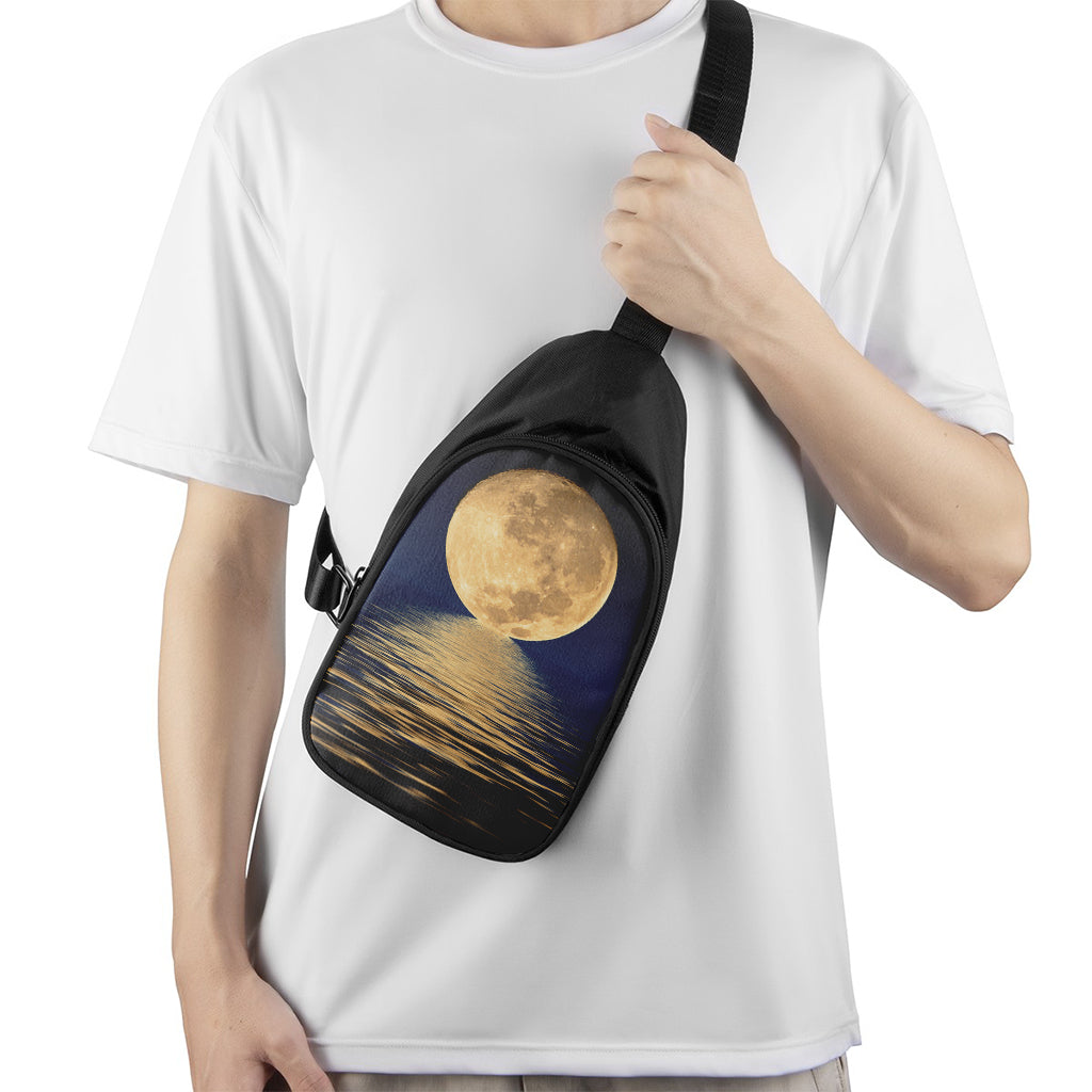 Moonlight On The Sea Print Chest Bag