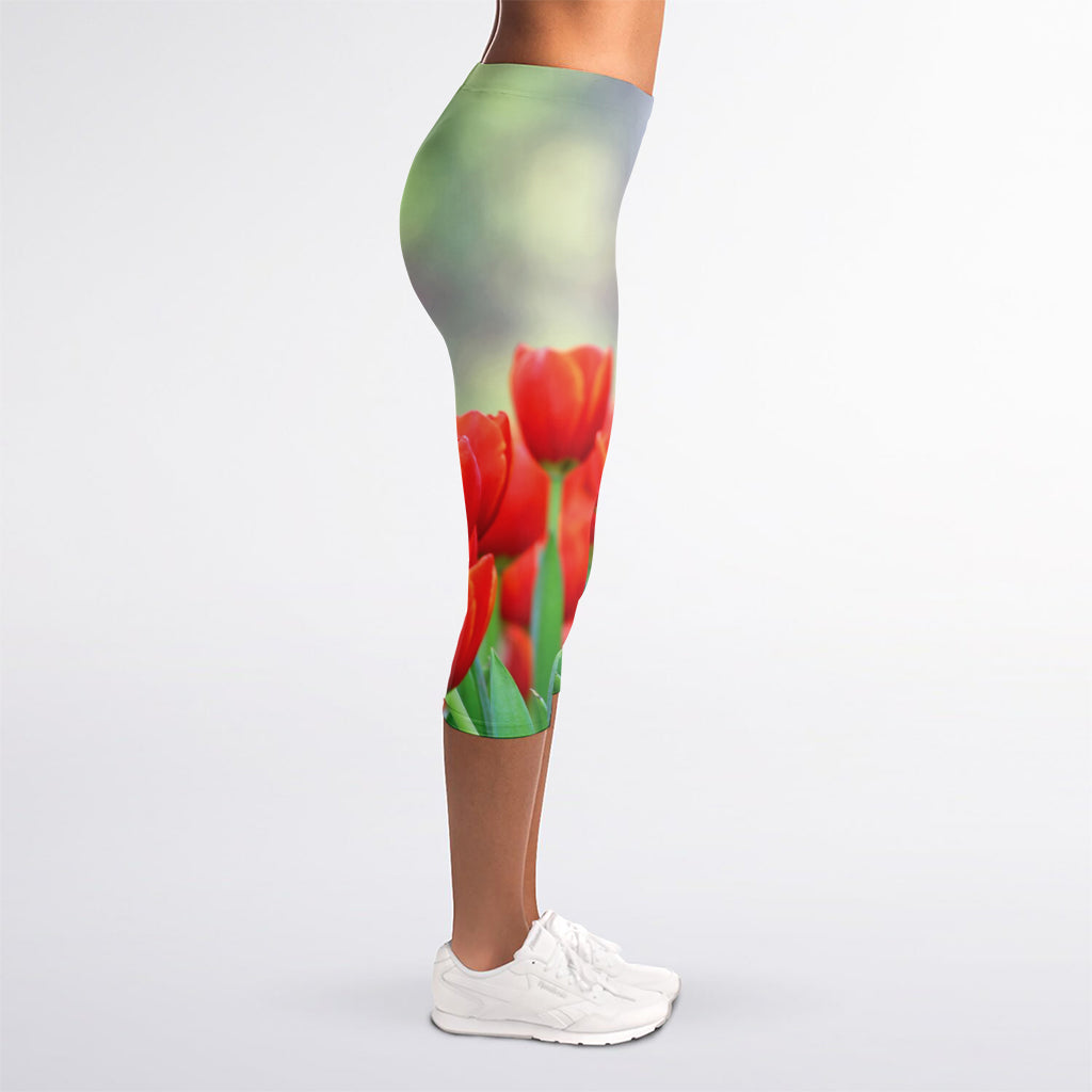 Red Tulip Print Women's Capri Leggings