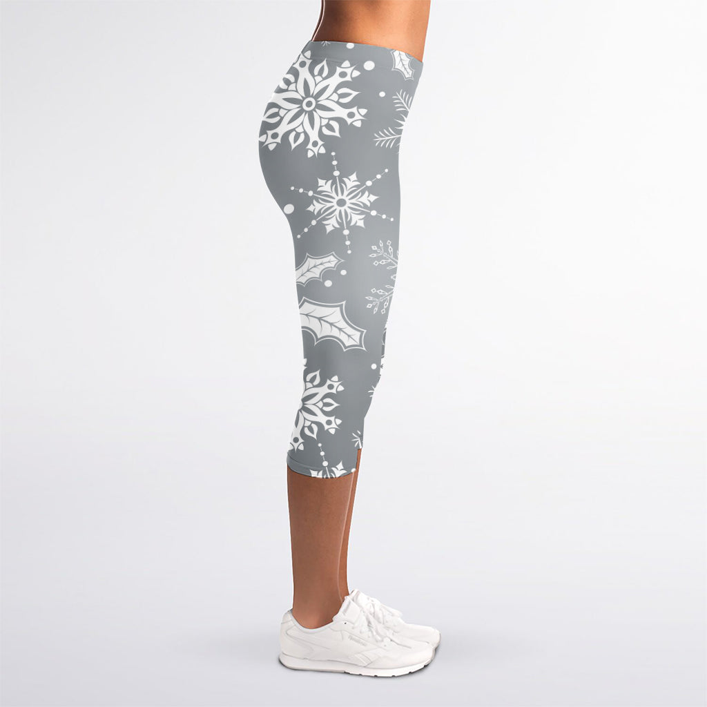 Silver And White Snowflake Pattern Print Women's Capri Leggings