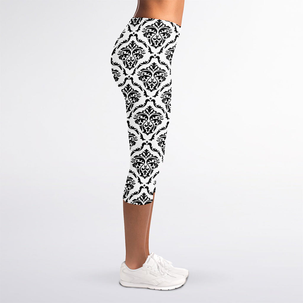 White And Black Damask Pattern Print Women's Capri Leggings
