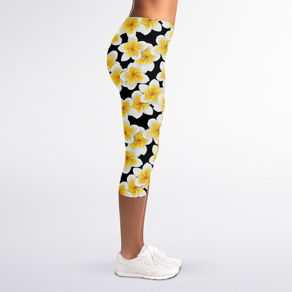 White And Black Frangipani Pattern Print Women's Capri Leggings