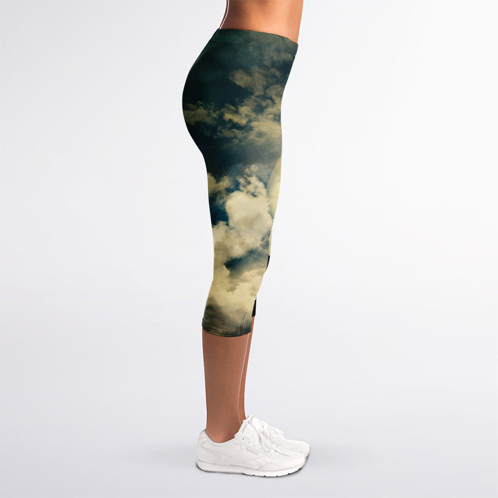 Wolf Howling At The Full Moon Print Women's Capri Leggings