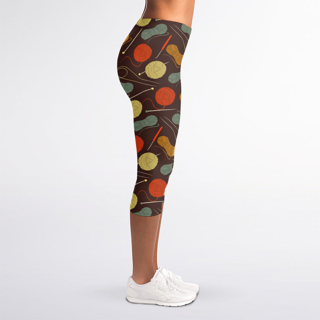 Yarn And Needle Pattern Print Women's Capri Leggings