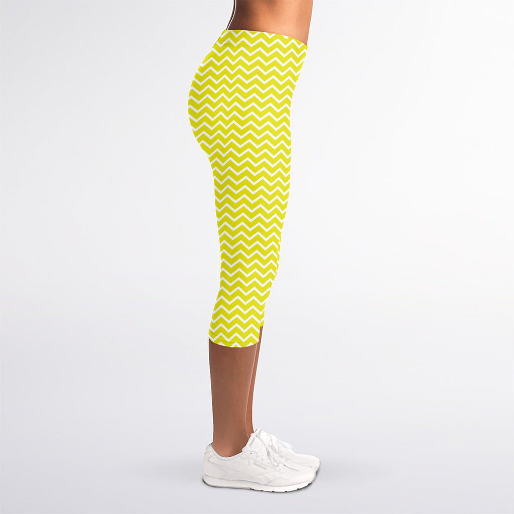 Yellow And White Zigzag Pattern Print Women's Capri Leggings
