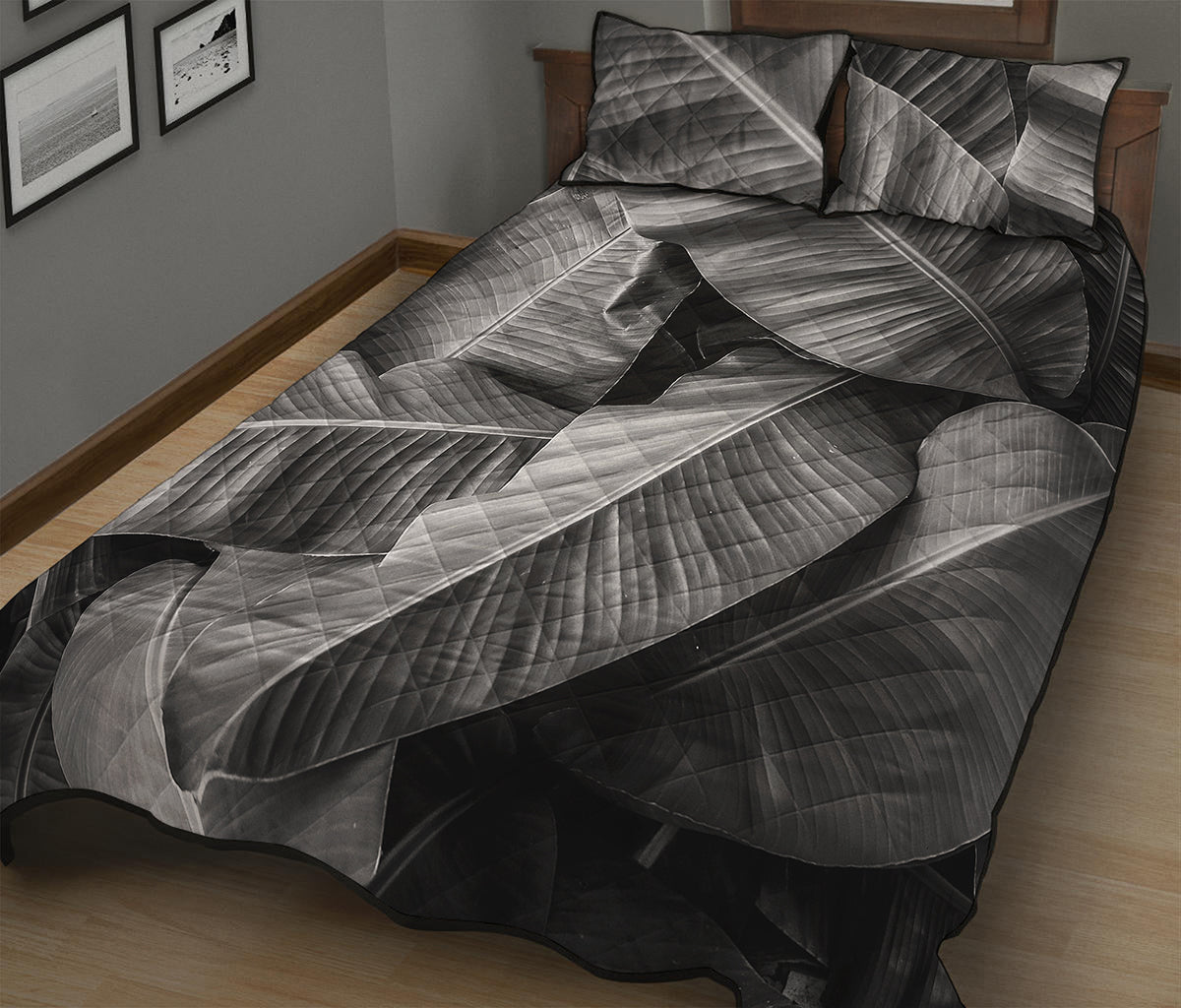 Black And White Banana Leaf Print Quilt Bed Set