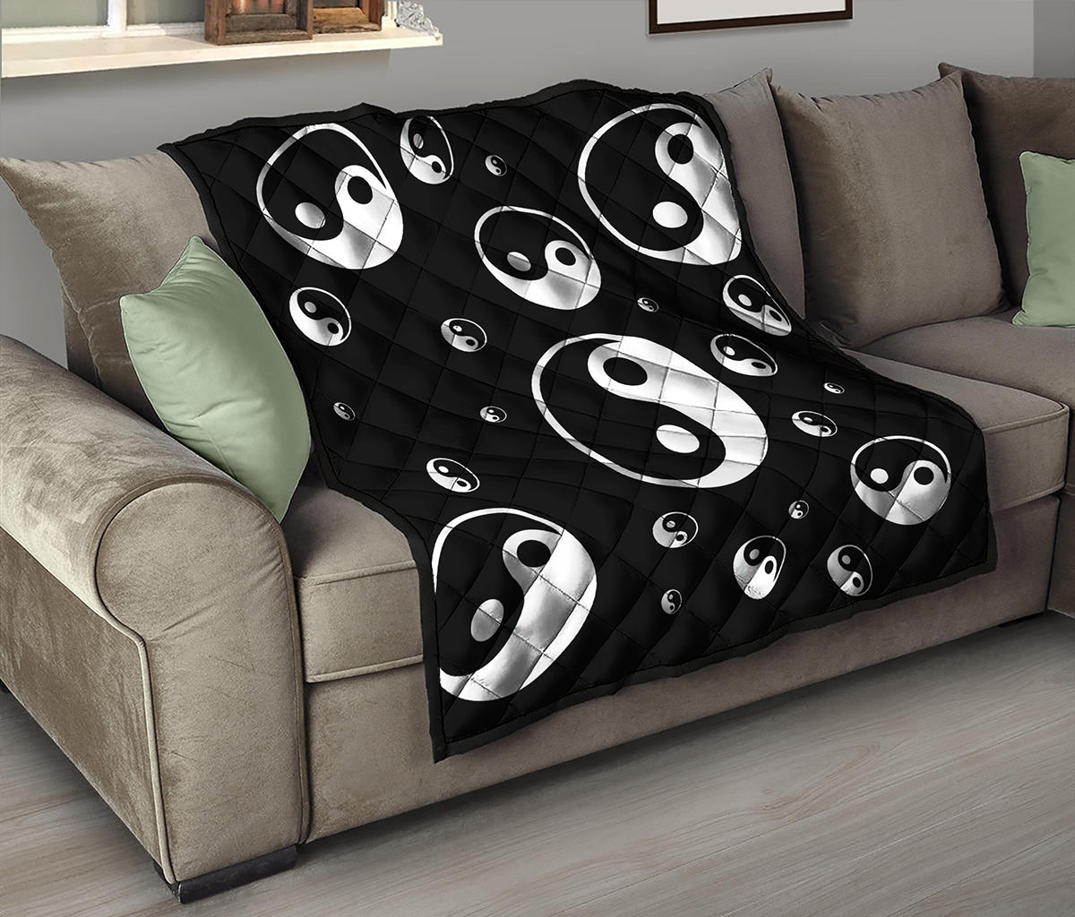 Black And White Yin Yang Pattern Print Quilt