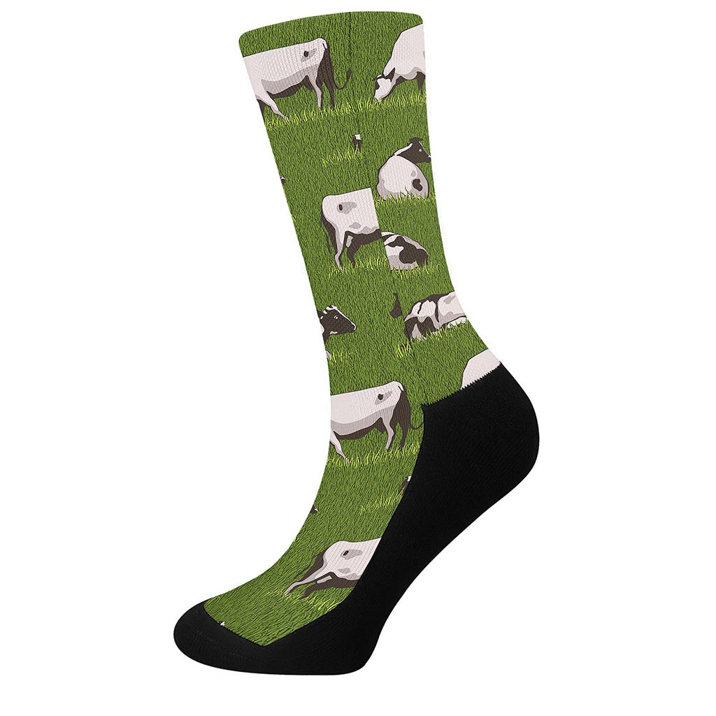 Cow On Green Grass Pattern Print Crew Socks
