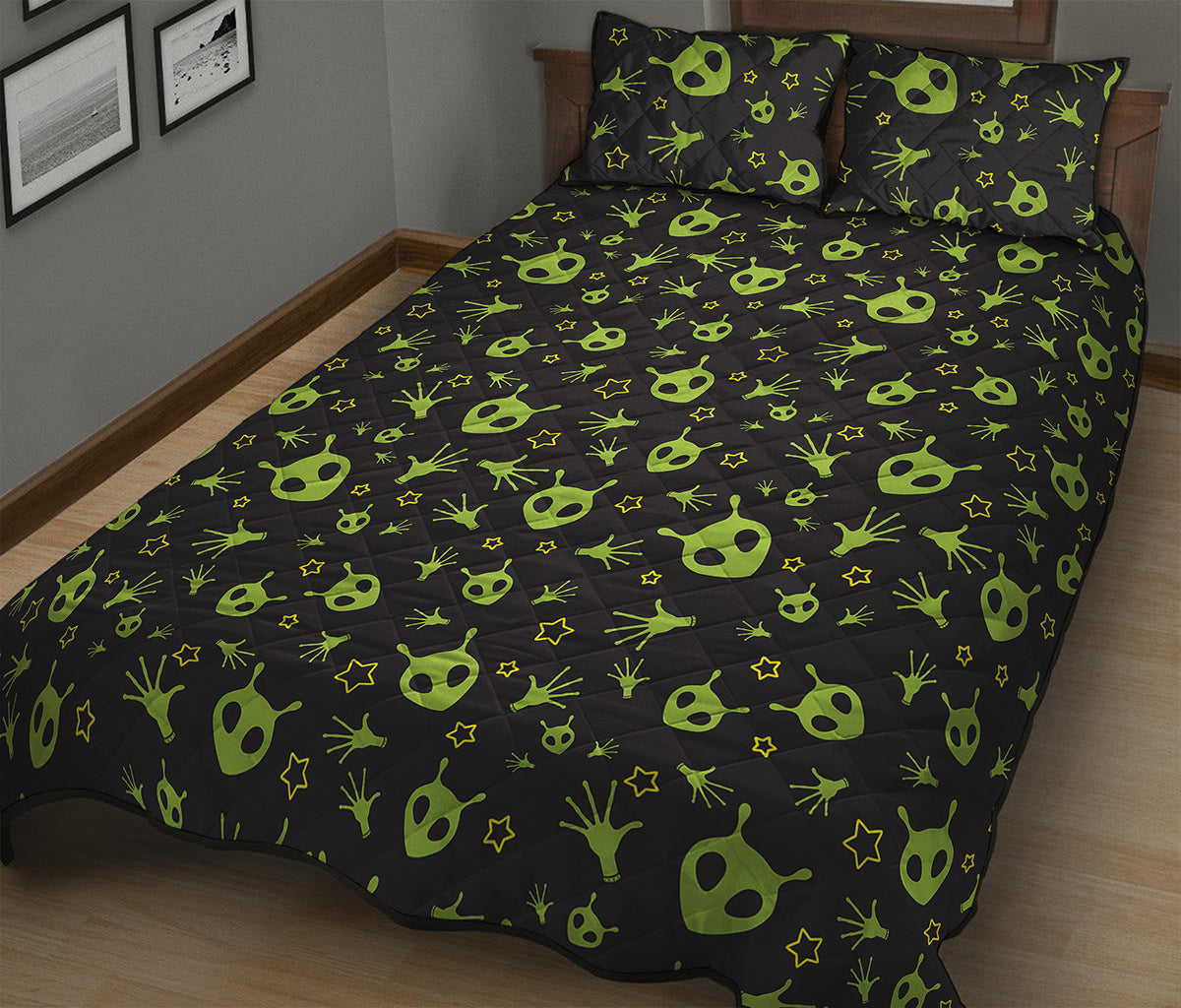 Cute Green Alien Pattern Print Quilt Bed Set