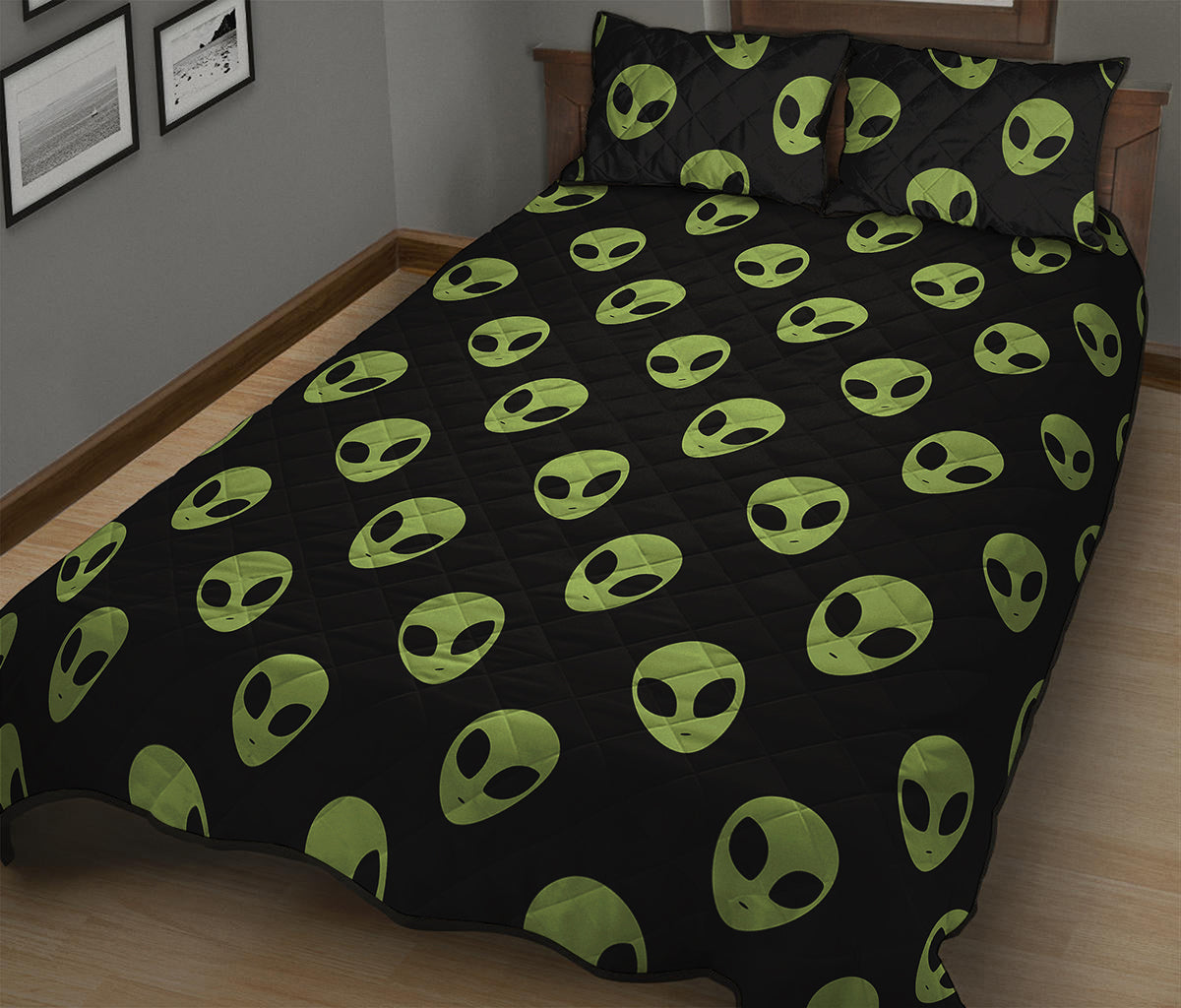 Green Alien Face Pattern Print Quilt Bed Set