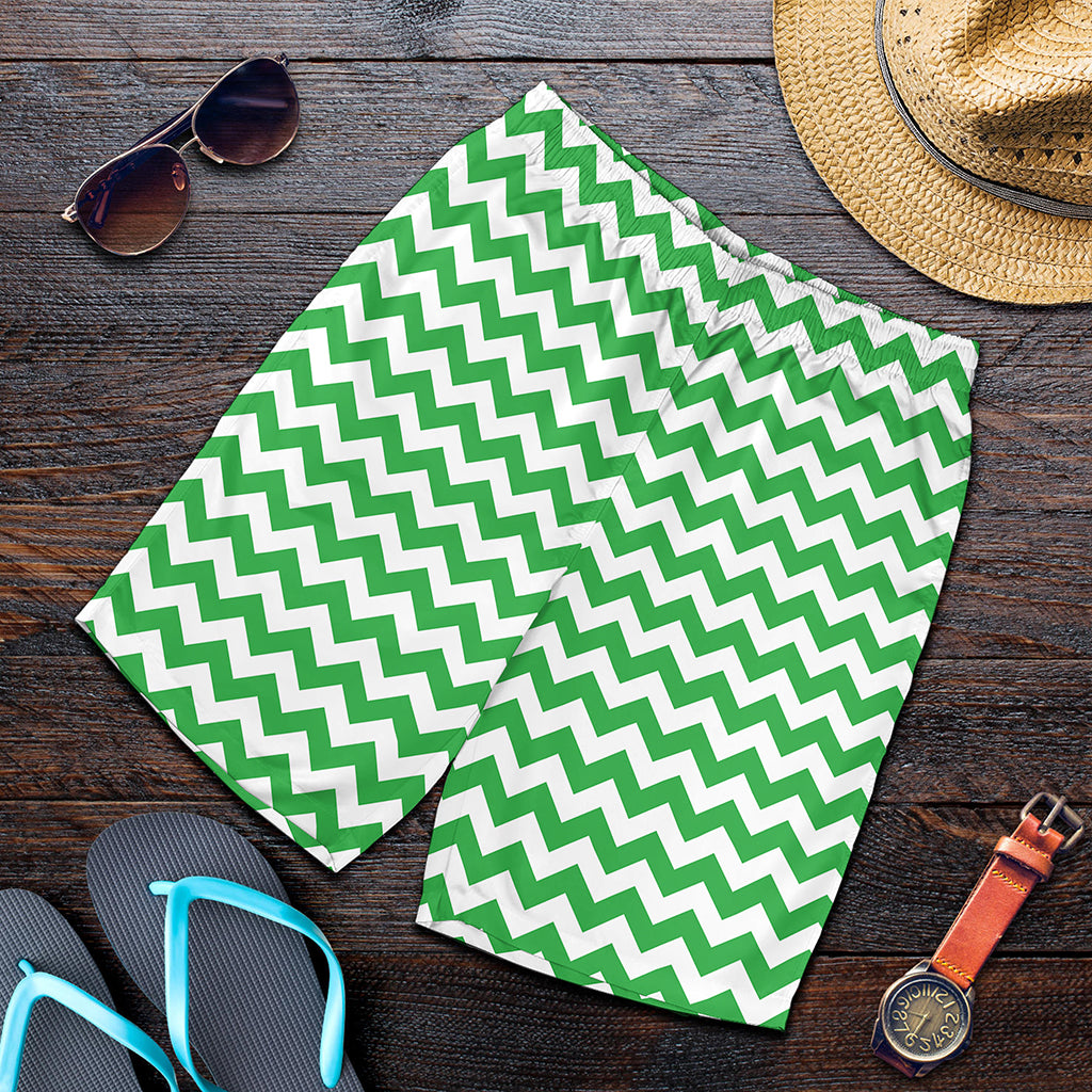 Green And White Chevron Pattern Print Men's Shorts