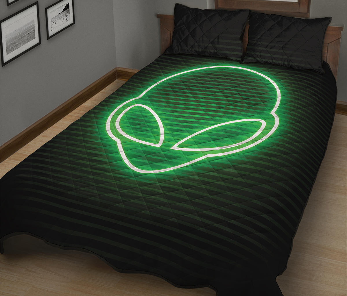 Green Light Alien Print Quilt Bed Set