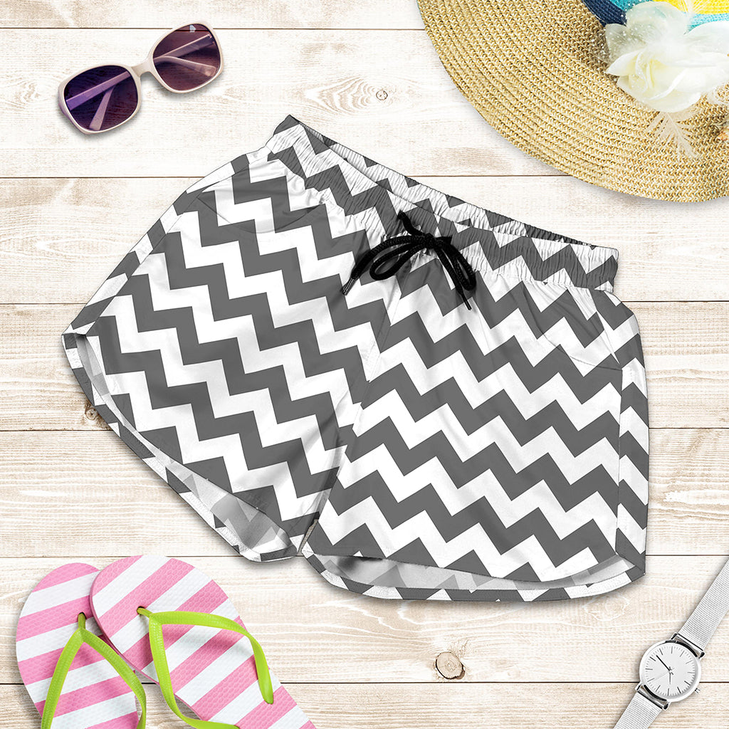 Grey And White Chevron Pattern Print Women's Shorts