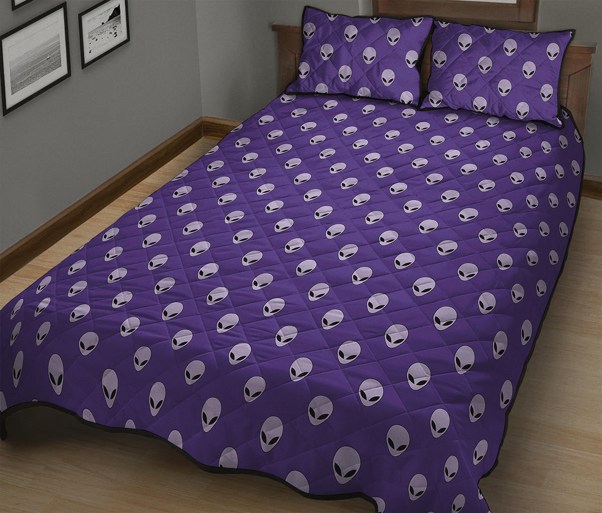 Purple Alien Face Pattern Print Quilt Bed Set