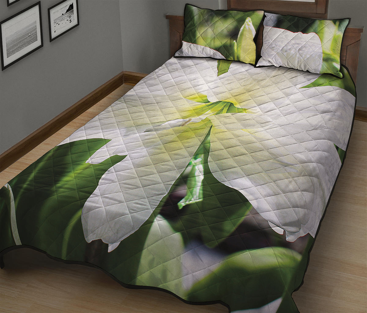White Amaryllis Print Quilt Bed Set