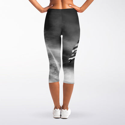 American War Memorial Print Women's Capri Leggings