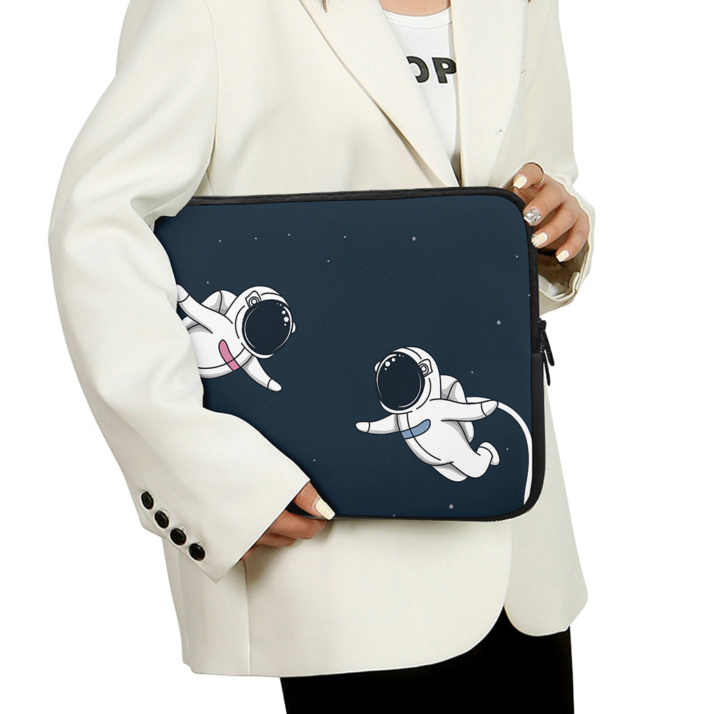 Astronaut Couple In Space Print Laptop Sleeve