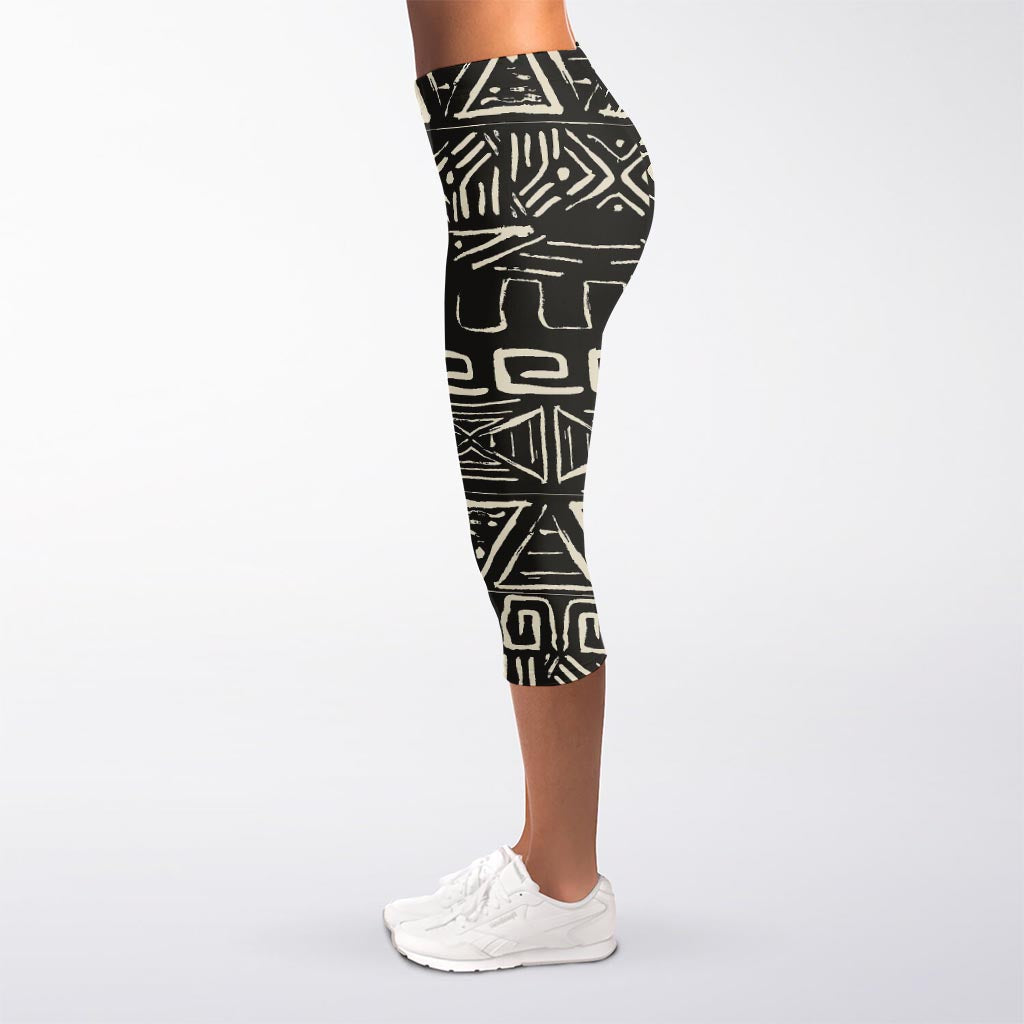 Beige Aztec Pattern Print Women's Capri Leggings