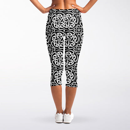 Black And White Celtic Pattern Print Women's Capri Leggings