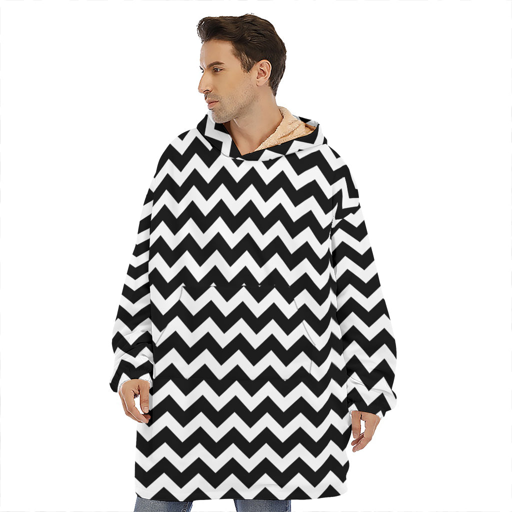 Black And White Chevron Pattern Print Hoodie Blanket