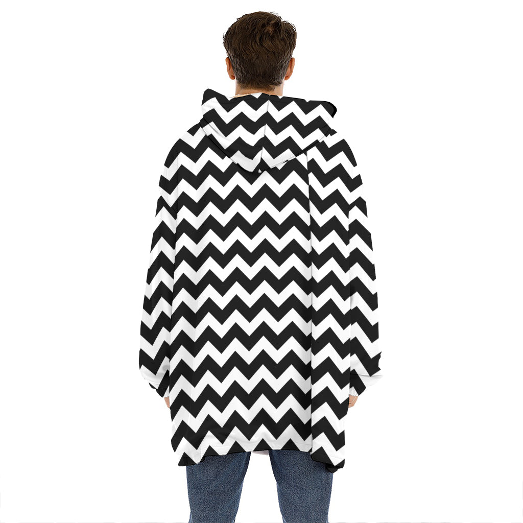 Black And White Chevron Pattern Print Hoodie Blanket