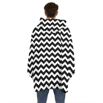 Black And White Chevron Pattern Print Hoodie Blanket