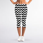 Black And White Chevron Pattern Print Women's Capri Leggings