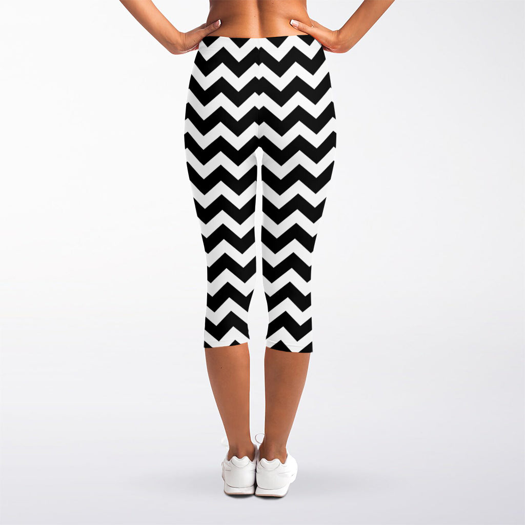 Black And White Chevron Pattern Print Women's Capri Leggings