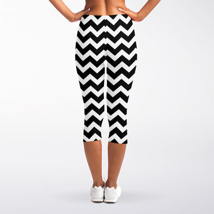 Black And White Chevron Pattern Print Women's Capri Leggings