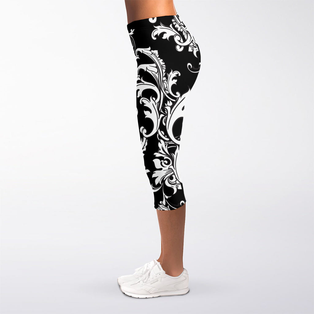 Black And White Damask Pattern Print Women's Capri Leggings