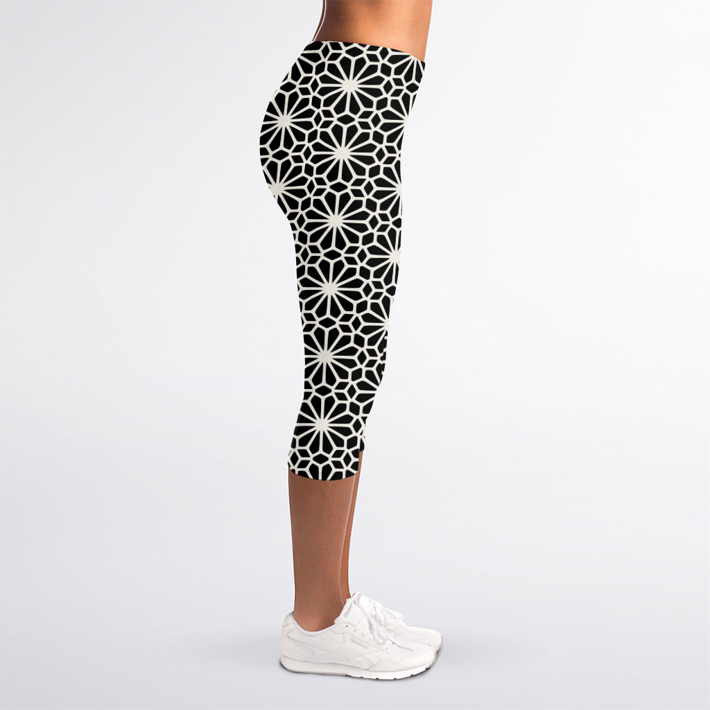 Black And White Geometric Floral Print Women's Capri Leggings