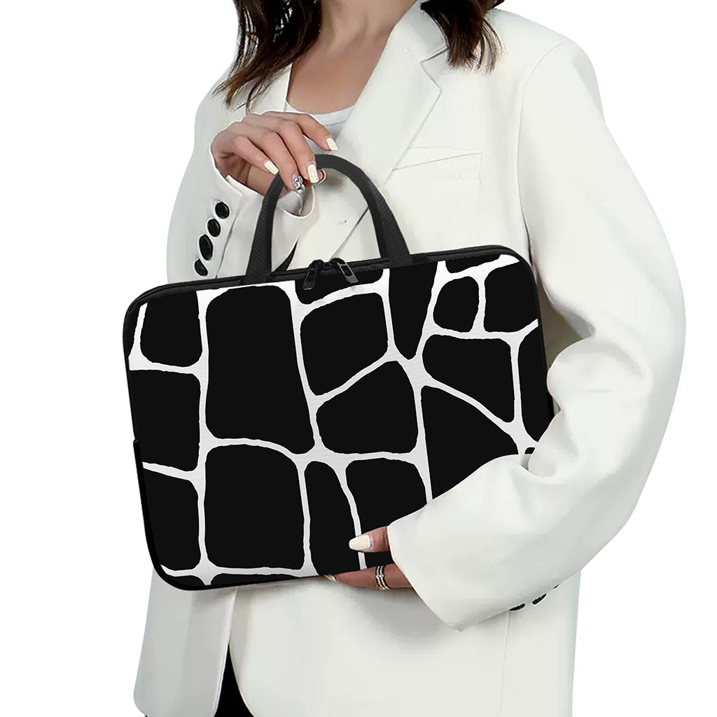 Black And White Giraffe Pattern Print Laptop Sleeve With Handle