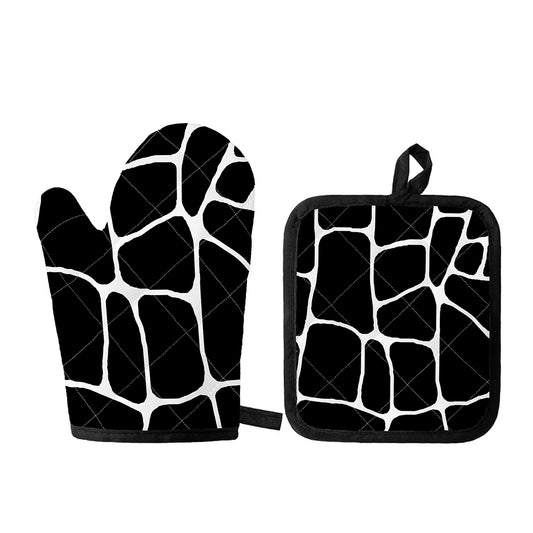 Black And White Giraffe Pattern Print Oven Mitt And Pot Holder Set