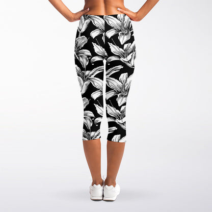 Black And White Lily Pattern Print Women's Capri Leggings