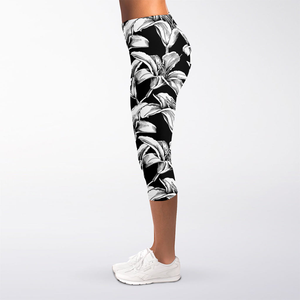 Black And White Lily Pattern Print Women's Capri Leggings