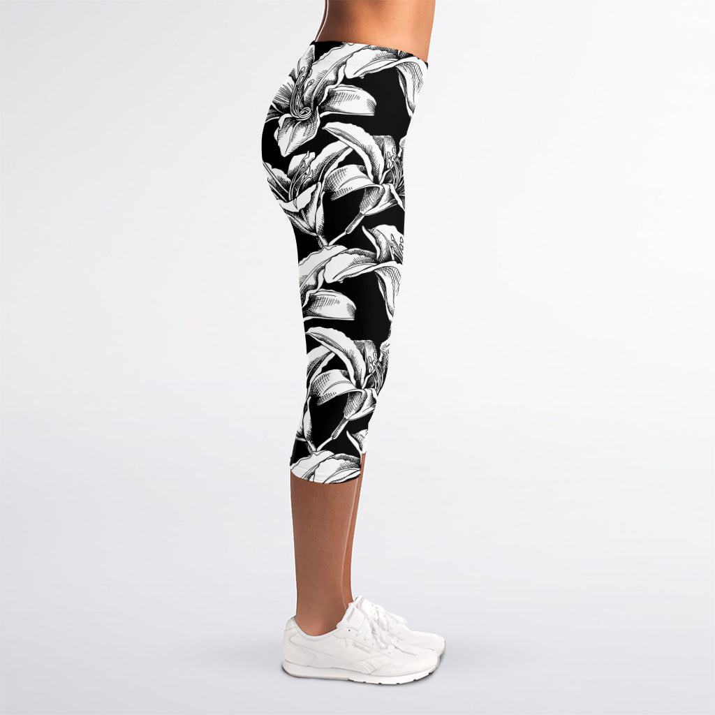 Black And White Lily Pattern Print Women's Capri Leggings