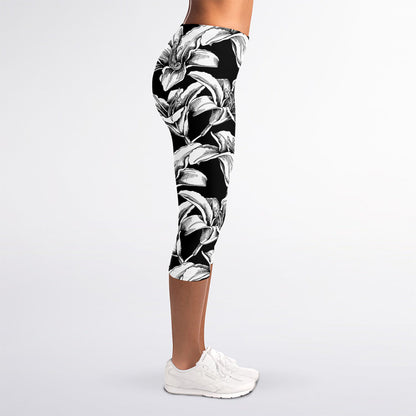 Black And White Lily Pattern Print Women's Capri Leggings