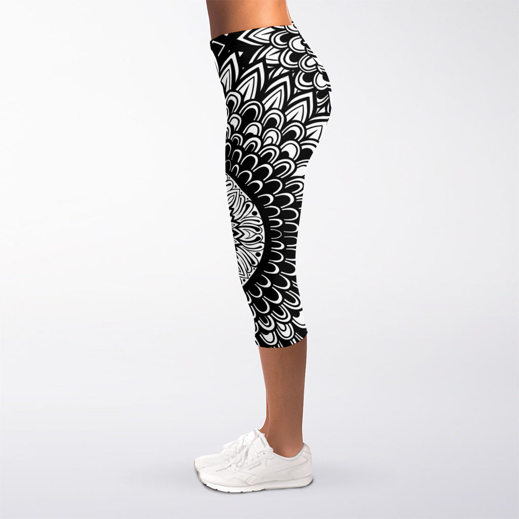 Black And White Mandala Print Women's Capri Leggings