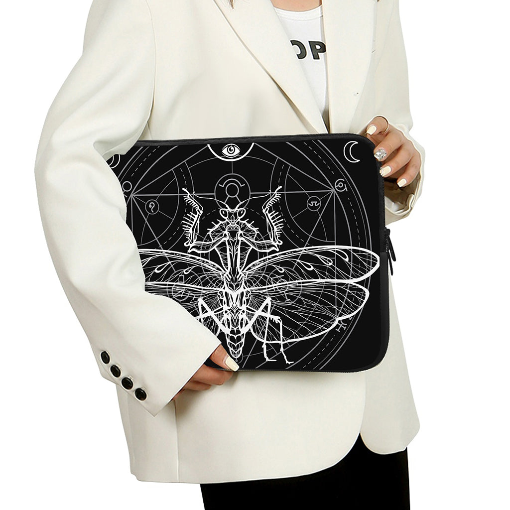 Black And White Mantis Spirit Print Laptop Sleeve