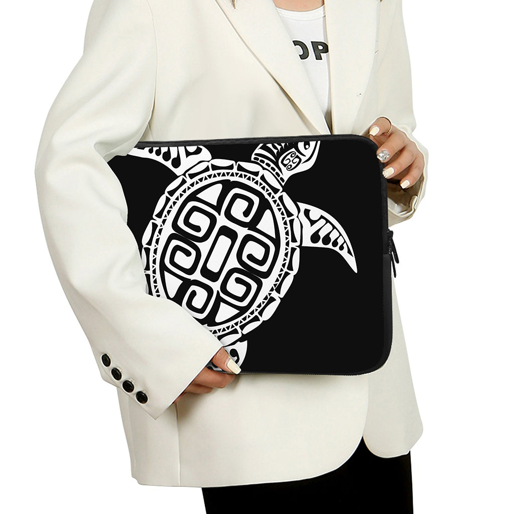 Black And White Maori Sea Turtle Print Laptop Sleeve