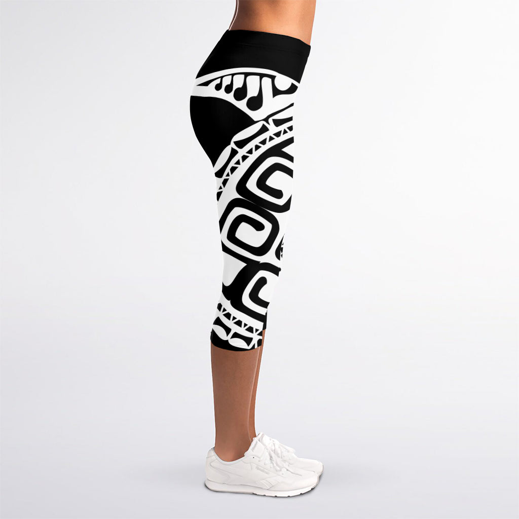 Black And White Maori Sea Turtle Print Women's Capri Leggings