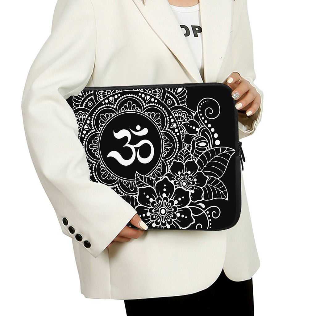 Black And White Om Print Laptop Sleeve