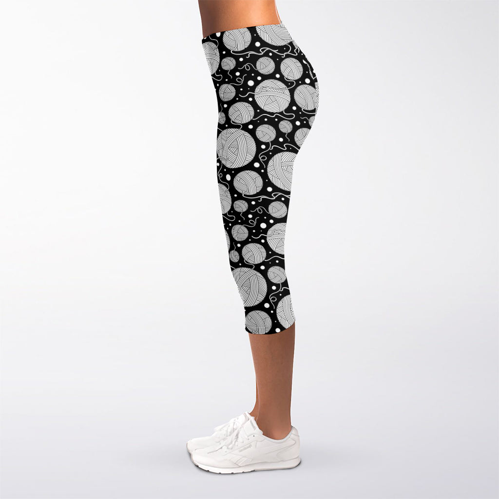 Black And White Yarn Pattern Print Women's Capri Leggings