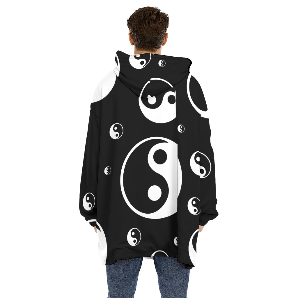 Black And White Yin Yang Pattern Print Hoodie Blanket