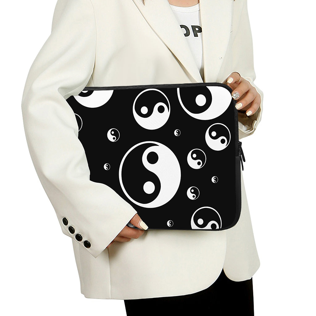 Black And White Yin Yang Pattern Print Laptop Sleeve