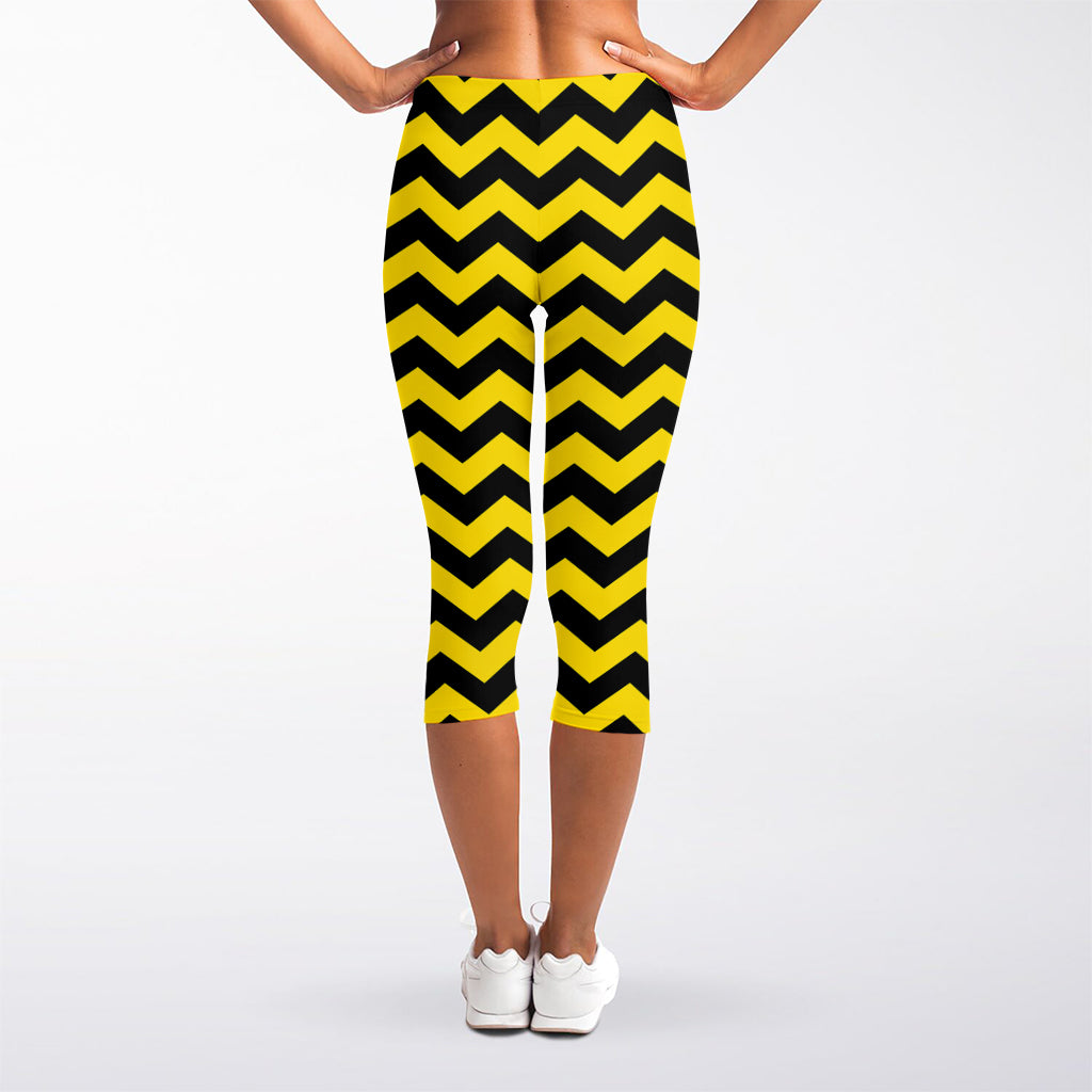 Black And Yellow Zigzag Pattern Print Women's Capri Leggings
