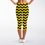 Black And Yellow Zigzag Pattern Print Women's Capri Leggings