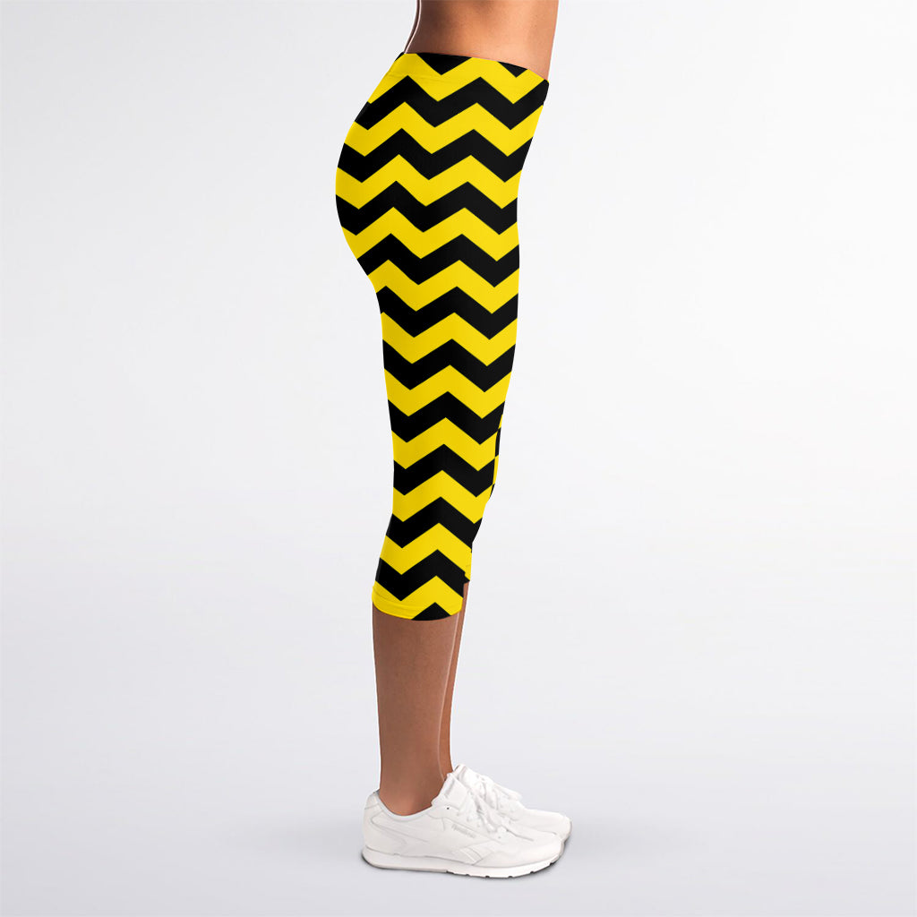 Black And Yellow Zigzag Pattern Print Women's Capri Leggings